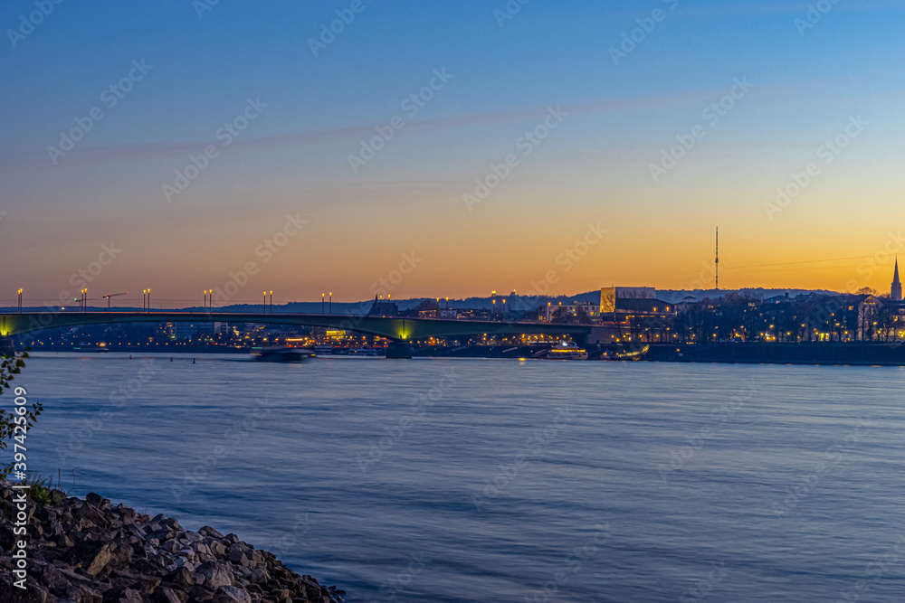 Bonn und der Rhein bei Sonnenuntergang / blaue Stunde