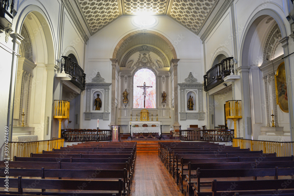 Eine Kirche von innen in Portugal