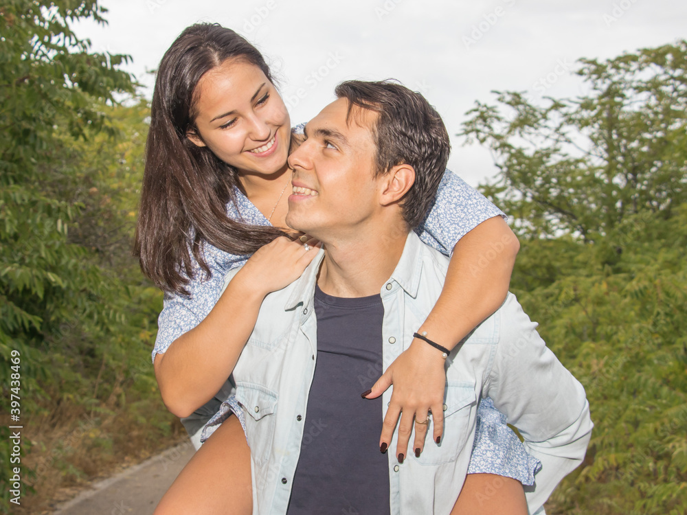 Obraz premium Couple in romantic and fun pose