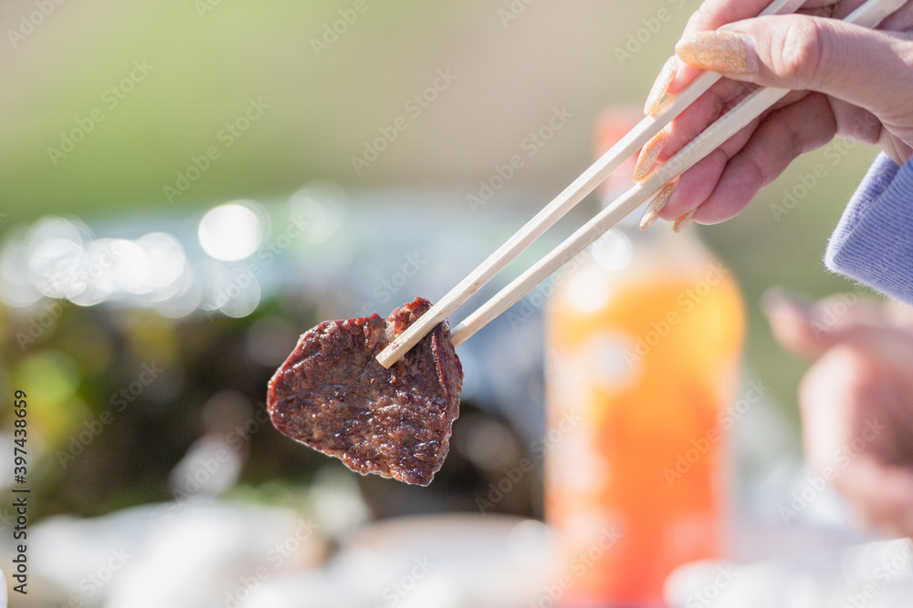 バーベキューでお肉を食べる様子 バーベキューでお肉を食べる様子