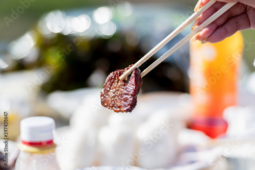 バーベキューでお肉を食べる様子