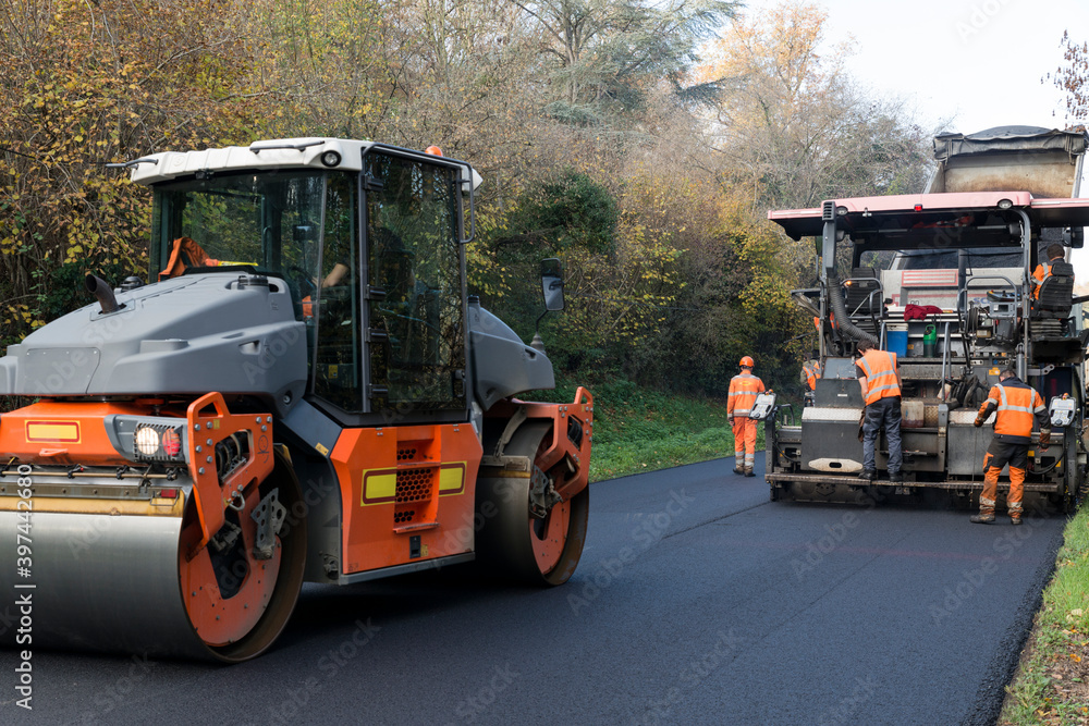 Travaux publics de réfection d'une route Travaux publics de réfection d'une route