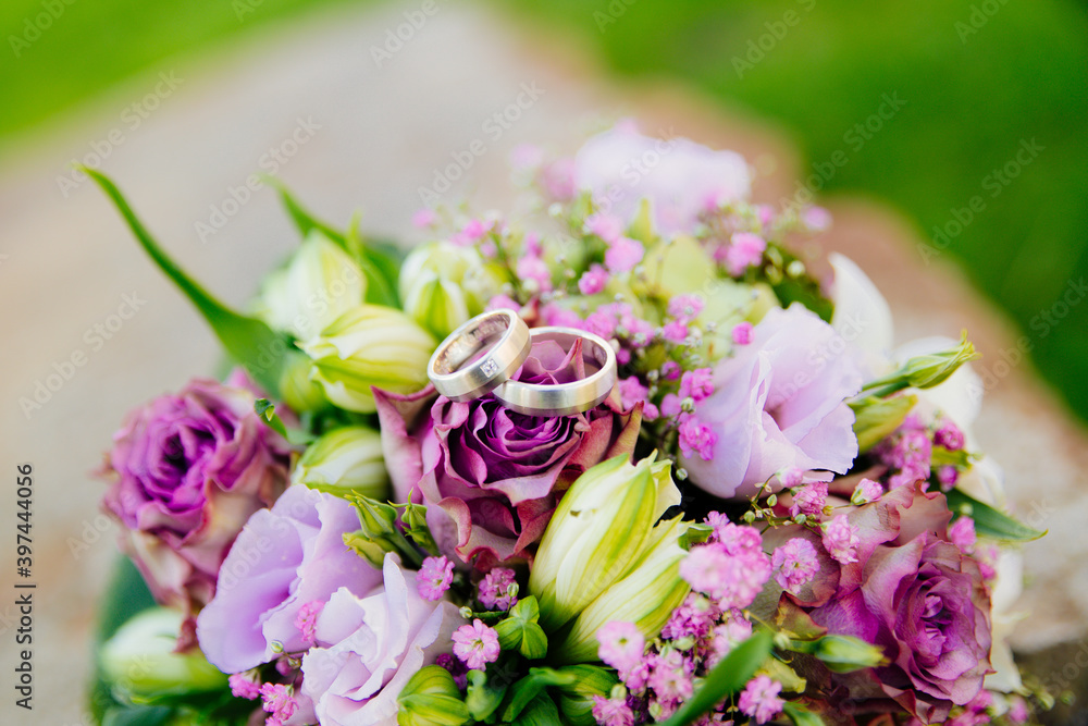 Ringe auf den Hochzeitsblumen