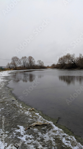 Obraz na płótnie frozen river in winter w salonie