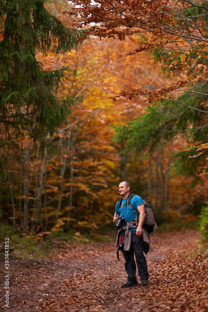 Obraz premium Nature photographer shooting fall scene in the forest