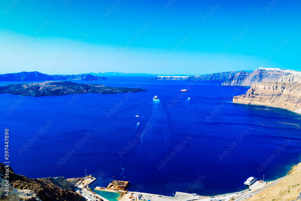 Obraz premium Pool and view of Santorini caldera