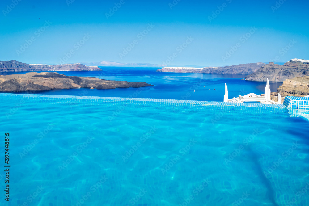 Fototapeta premium Pool and view of Santorini caldera