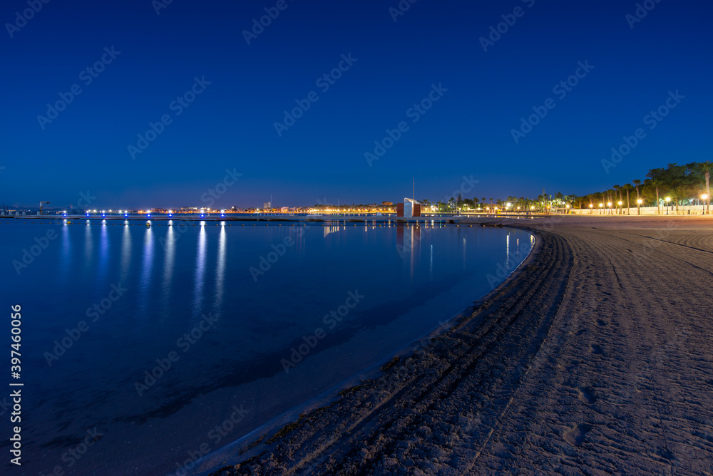 La noche en la ciudad y el mar