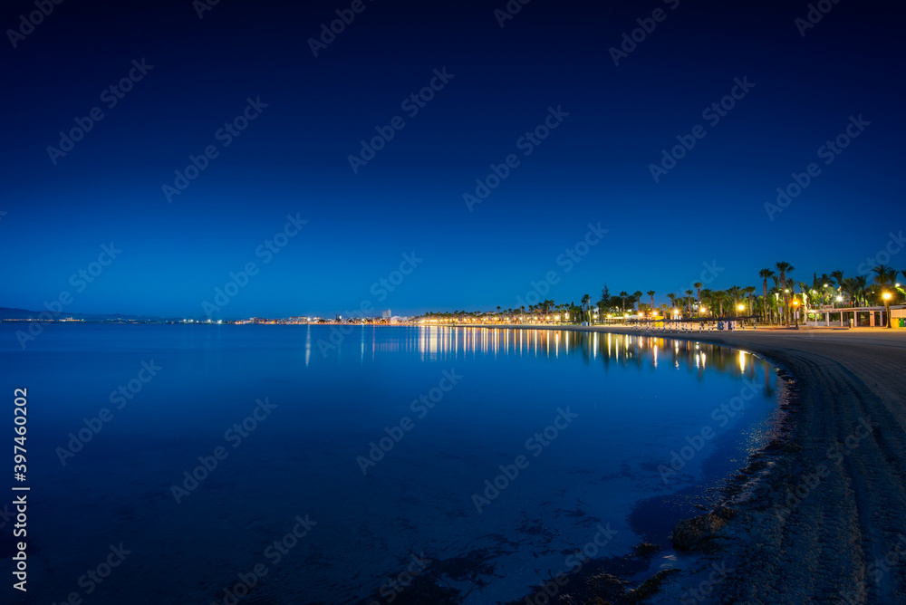 La noche en la ciudad y el mar