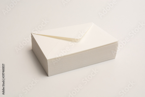 Papierumschläge im Stapel, Briefumschlag, Farbe weiss, weiß, white