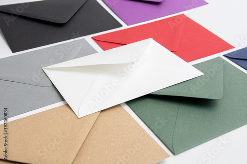 Papierumschlag farbig mix, Briefumschlag, Farbe weiß