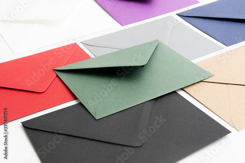 Papierumschlag farbig mix, Briefumschlag, Farbe grün, dunkelgrün