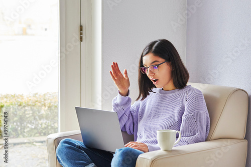 Foto surprised young ethnicity woman with glasses looking in computer a