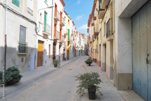 Fototapeta Naklejka Na Ścianę i Meble -  Rue de Montbrio Del Camp, Catalogne, Espagne