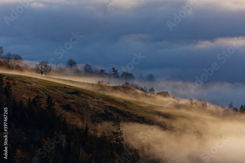 Brouillard et lever du soleil sur les Vosges © Olympixel