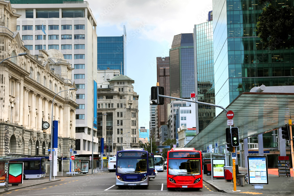 View down Queen street in the cbd or city center of Auckland, New Zealand. Shows skyscrappers, and historic buildings as well as public transport. - obrazy, fototapety, plakaty 