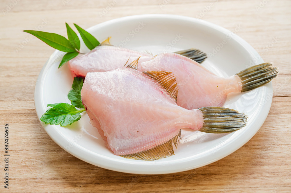 頭を落として皮を剥いだカワハギ