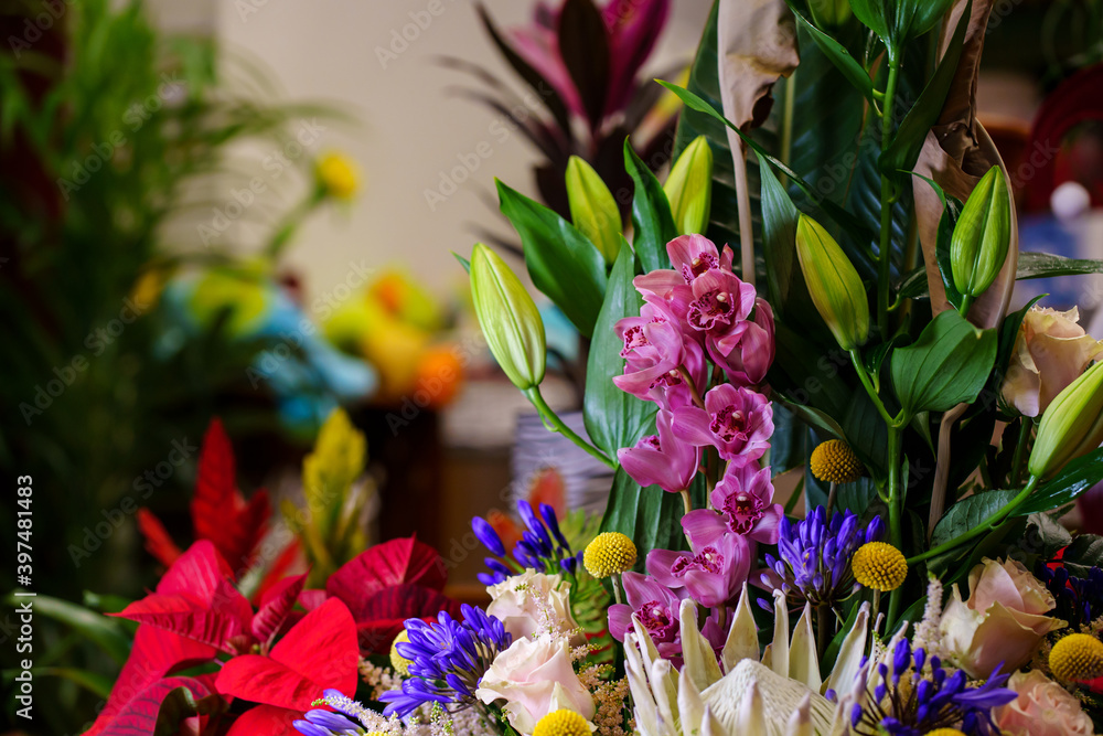 Obraz premium Bouquet of varied flowers from the florist's shop for a wedding or celebration