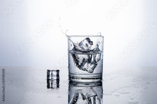 verre d'eau avec glaçon