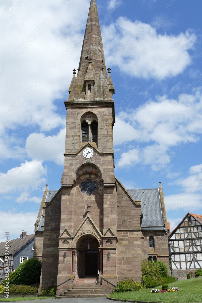 Fototapeta premium Kirche mit Fachwerkhäusern in Seigertshausen / Knüll