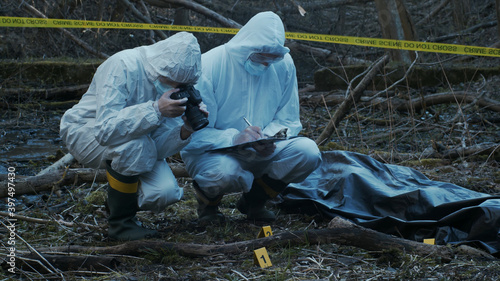 Fotografie, Obraz Detectives are collecting evidence in a crime scene