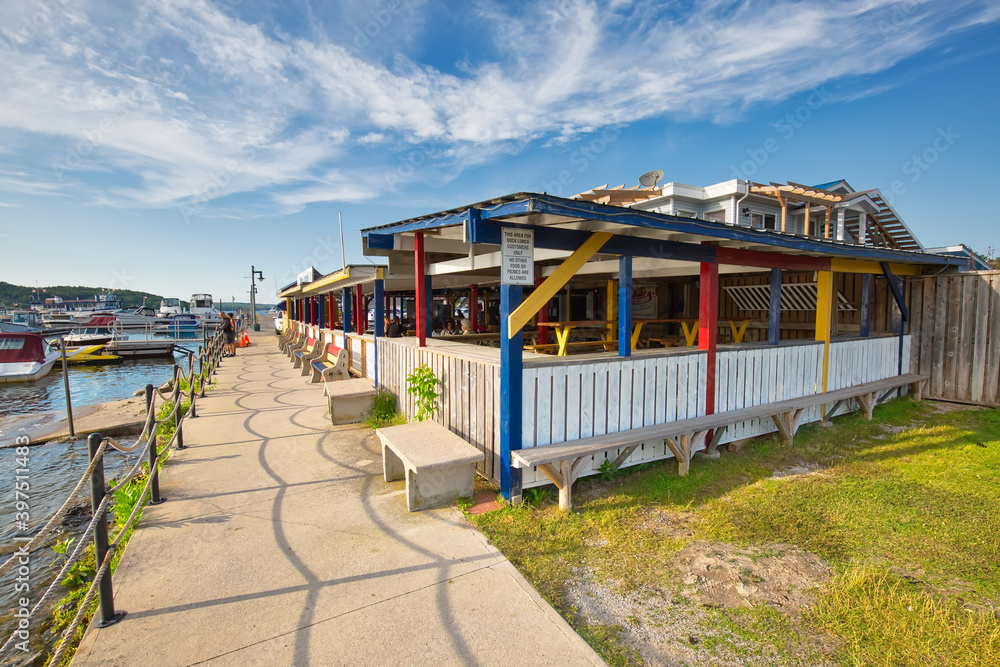 Penetanguishene, Canada-15 July, 2019: Penetanguishene town harbor  restaurant located in Georgian Bay in Simcoe County, Ontario, Canada foto  de Stock | Adobe Stock