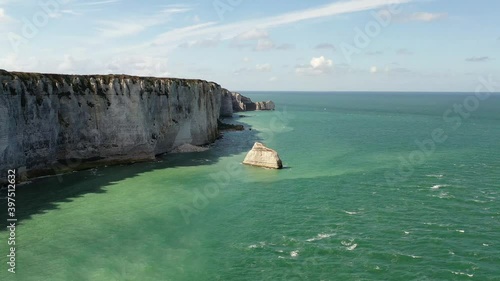 survol des falaises d'Etretat en Normandie photo