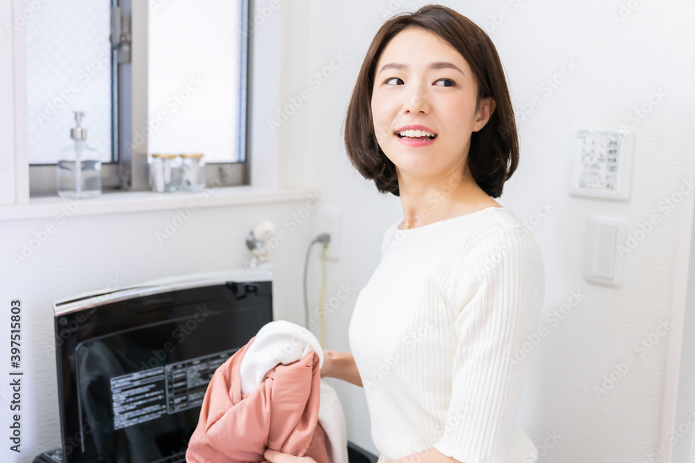 洗濯をする女性 洗濯をする女性