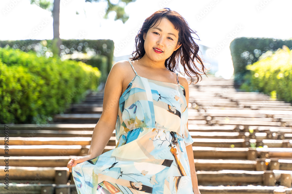 Naklejka premium 夏のリゾート地の女性