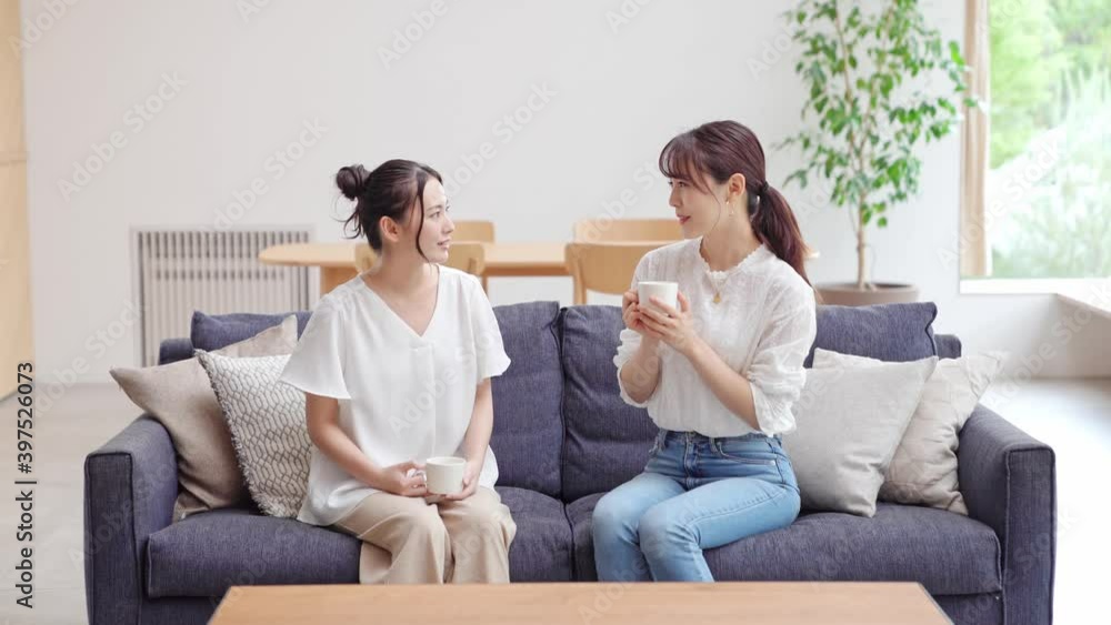 部屋でくつろぐ二人の女性 部屋でくつろぐ二人の女性
