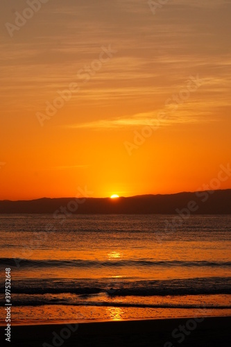 ドラマティックな海岸の夕陽と波