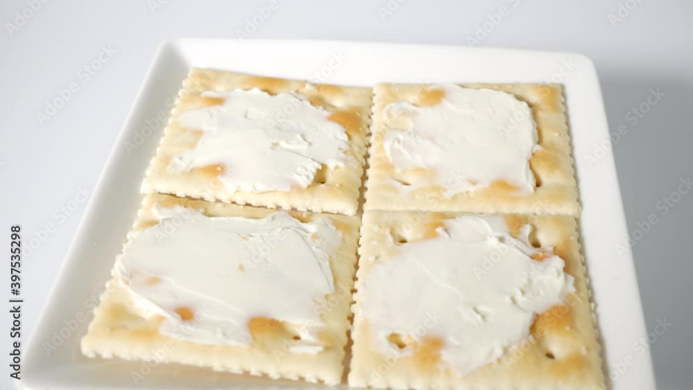クリームチーズを乗せた四角いクラッカー
クリームチーズを乗せた四角いクラッカー