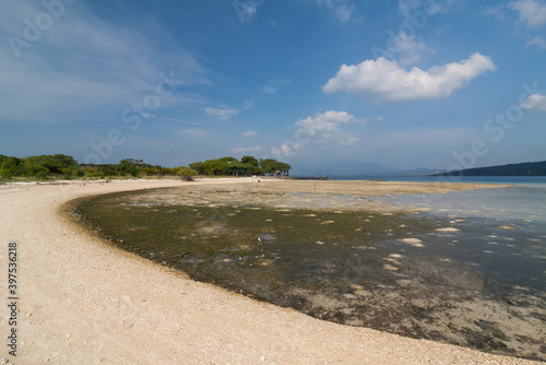 Fototapeta Naklejka Na Ścianę i Meble -  The white sands of Menjangan Island