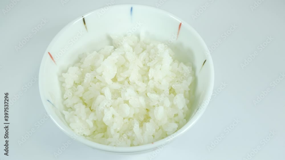 小さい茶碗によそった白米 小さい茶碗によそった白米