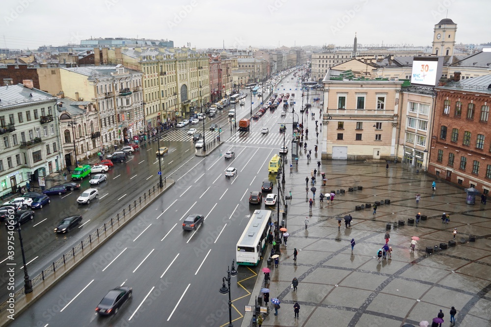 Obraz premium Saint-Petersburg, Russia - November, 2020 Panoramic view from the roof on Ligovsky Prospekt with traffic and Moskovsky train station. One of the main landscapes of Saint-Petersburg. The historical