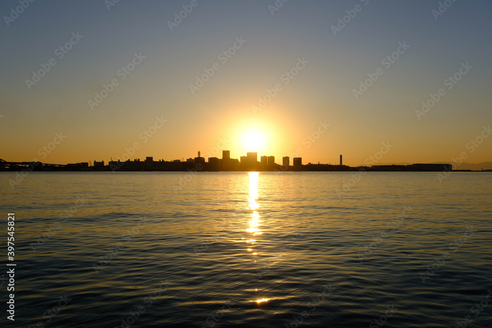 神戸ハーバーランドからの夜明け。太陽の光が波に反射して輝く