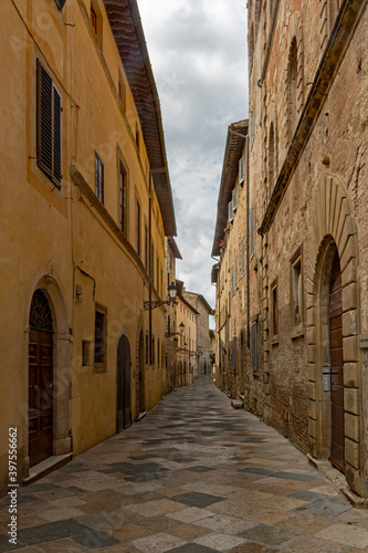 Fototapeta Naklejka Na Ścianę i Meble -  Gasse in der Altstadt von Colle di Val d'Elsa in der Toskana in Italien 