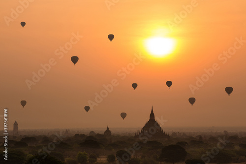 amanecer  con globos volando sobre pagodas