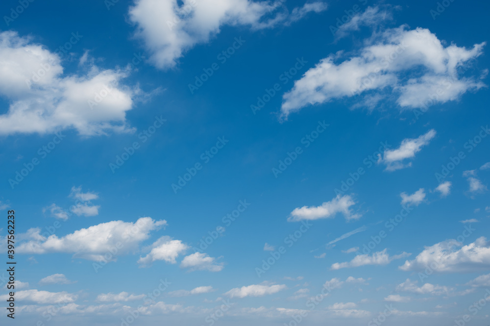 青空に白い雲