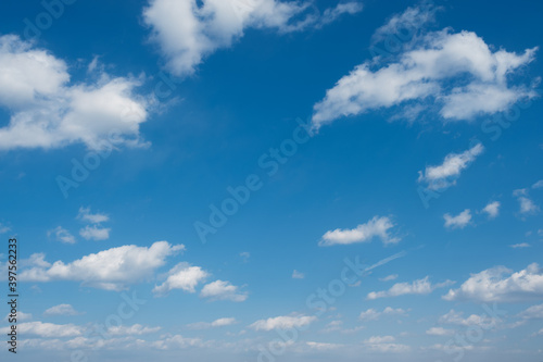 青空に白い雲
