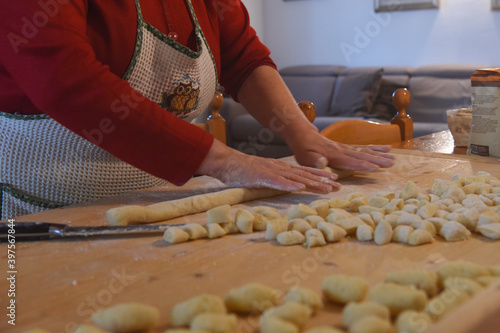 casalinga gnocchi nonna cucinare cucina italiana nonne pranzo nonna 