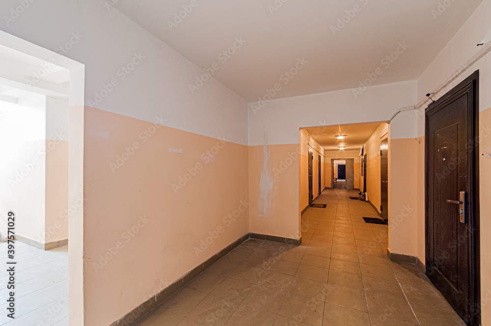 Fototapeta premium Russia, Moscow- April 17, 2020: interior public place, house entrance. doors, walls, staircase corridors