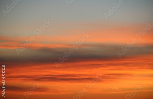 Abendrot am Himmel mit Wolkenband © contadora1999