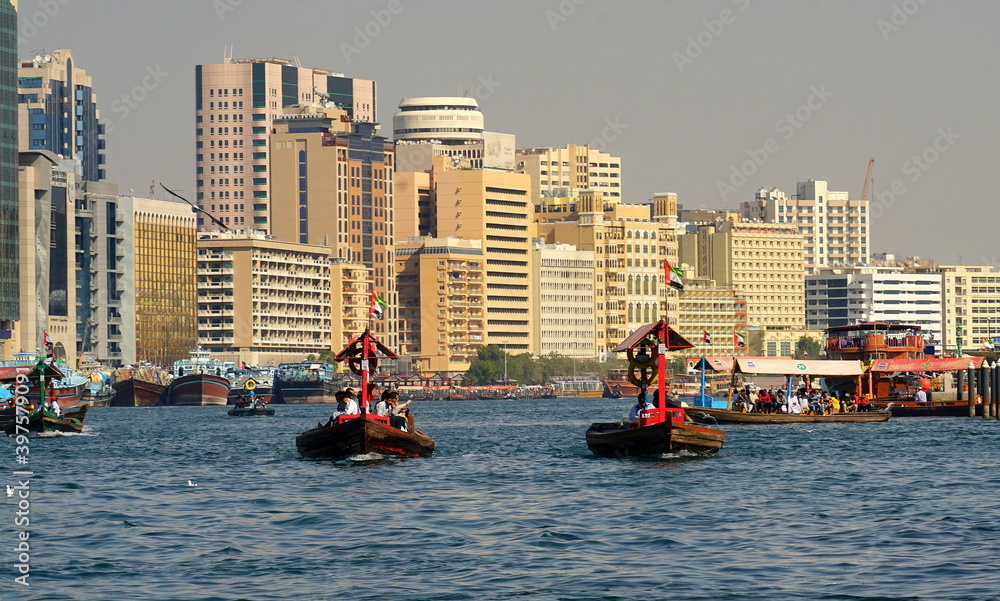 Fototapeta premium Abras auf dem Dubai-Creek mit Panorama Dubais im Hintergrund