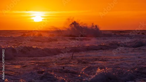 il mare in burrasca al Passetto di Ancona, in un giorno d'autunno all'alba