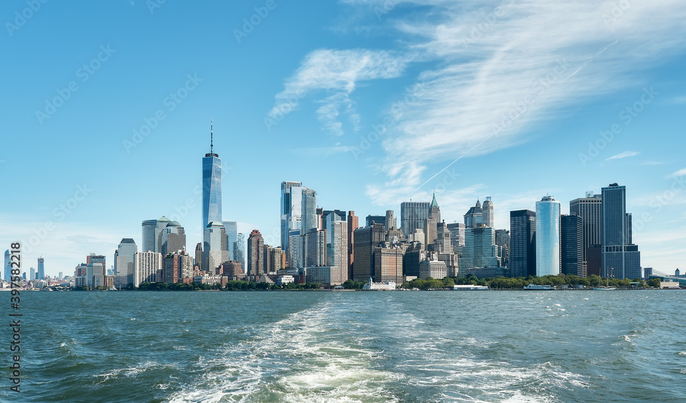 Fototapeta premium Vista de la arquitectura de Manhattan,sus rascacielos y el rio Hudson, desde un barco saliendo del puerto