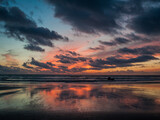 Nubes en la puesta de sol anaranjada en la playa de Cádiz y Tarifa de Zahara de los atunes