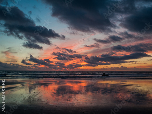 Nubes en la puesta de sol anaranjada en la playa de Cádiz y Tarifa de Zahara de los atunes © Antonio