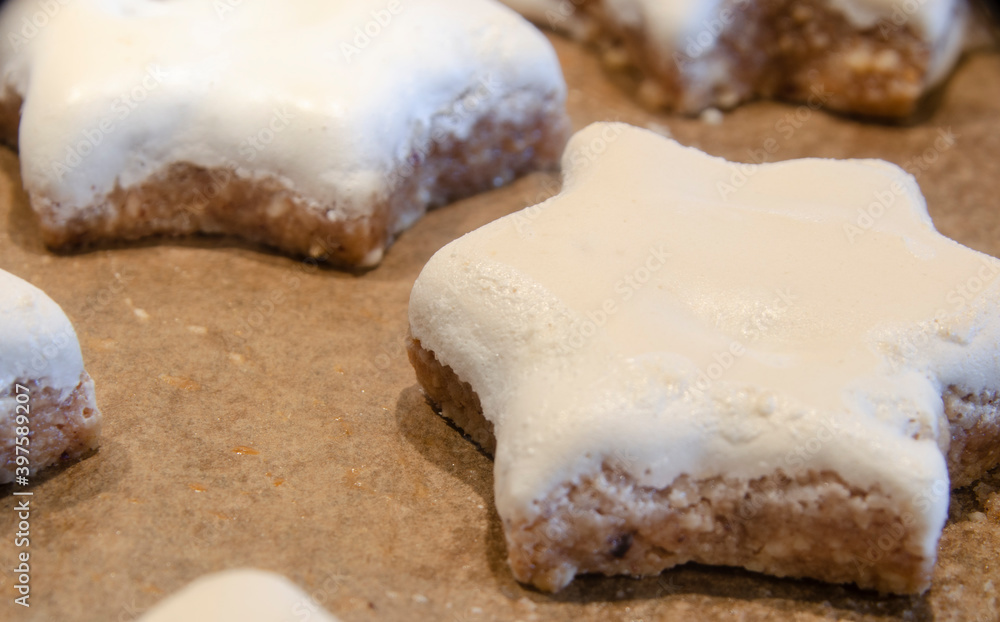 Zimtsterne sind ein aus Schwaben stammendes Weihnachtsgebäck aus Eischnee, Zucker Zimtsterne sind ein aus Schwaben stammendes Weihnachtsgebäck aus Eischnee, Zucker