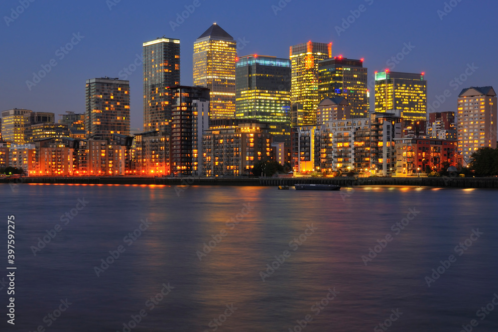 Obraz premium Canary Wharf London skyline at night